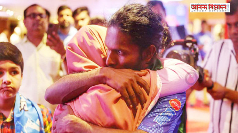 ‘সি টু সামিট’ লাল-সবুজের পতাকা হাতে দেশে ফিরেছেন এভারেস্টজয়ী শাকিল